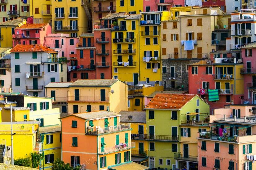 چرا در جزیره بورانو در نمای ساختمان از رنگ های شاد استفاده می شود ؟
