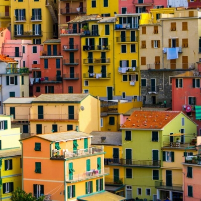 چرا در جزیره بورانو در نمای ساختمان از رنگ های شاد استفاده می شود ؟